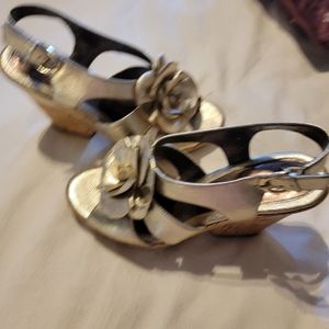 SOFFT SHOES WEDGES GOLD WITH FLOWER.  GREAT USED CONDITION